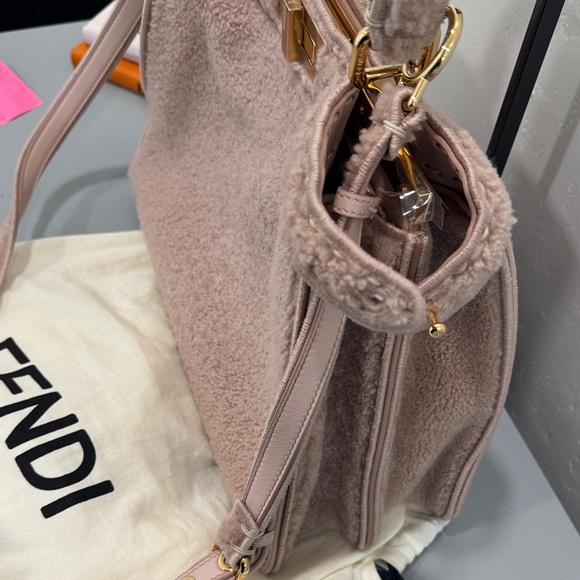 🚨FREE SHIPPING🚨 Fendi Pink Shearling Peekaboo Handbag - Picture 6 of 9